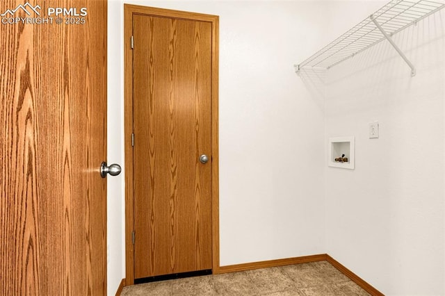 clothes washing area with washer hookup and baseboards