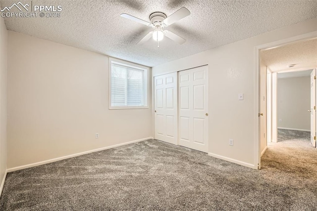 unfurnished bedroom featuring ceiling fan, a textured ceiling, carpet flooring, and a closet