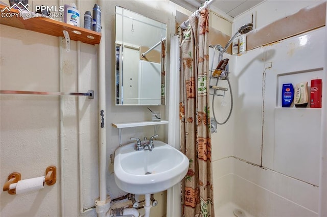 1416 N Foote Ave, Colorado Springs, CO 80909 - full bathroom with a shower stall and a sink