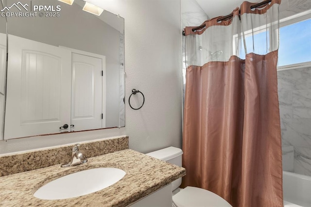 full bathroom featuring shower / bath combo with shower curtain, toilet, vanity, and a textured wall