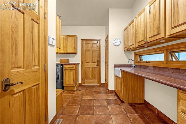 17995 Minglewood Trl, Monument, CO 80132 - kitchen with washer / dryer and dark countertops