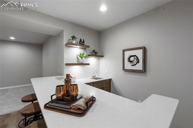 indoor wet bar with dark wood-style floors, recessed lighting, and baseboards