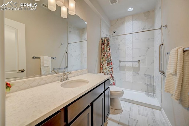 full bath featuring toilet, tiled shower, vanity, and recessed lighting