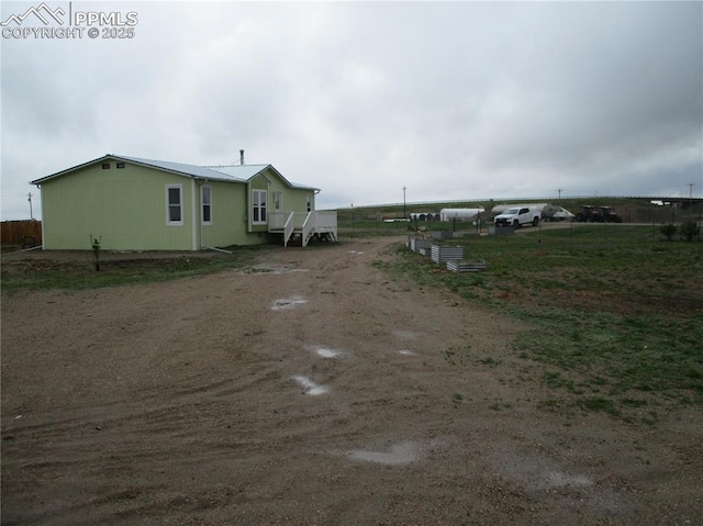 view of yard with driveway