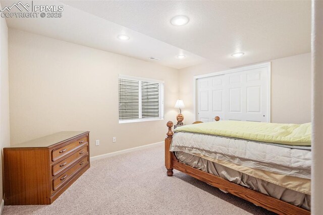bedroom featuring carpet floors, a closet, baseboards, and recessed lighting