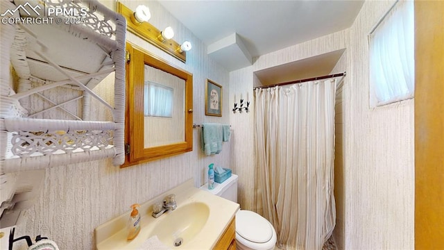 4012 Maxwell Pl, Colorado Springs, CO 80909 - full bathroom featuring toilet, curtained shower, vanity, and wallpapered walls