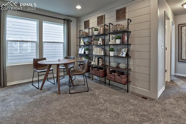 living area with carpet and baseboards