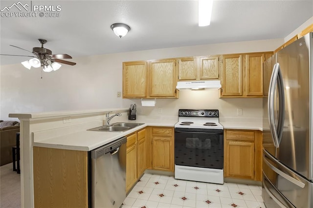 kitchen with stainless steel appliances, under cabinet range hood, a peninsula, a sink, and ceiling fan