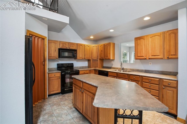 16 Echo Cir, Florissant, CO 80816 - kitchen with black appliances, a sink, a kitchen island, recessed lighting, and a kitchen breakfast bar