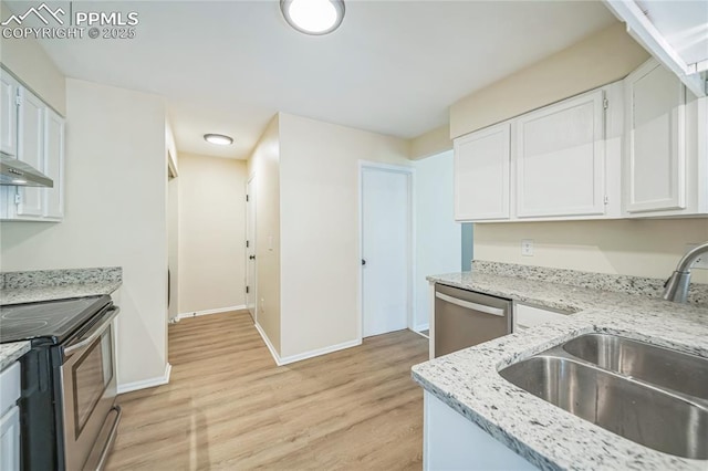 kitchen featuring stainless steel appliances, a sink, light wood-type flooring, white cabinets, and baseboards