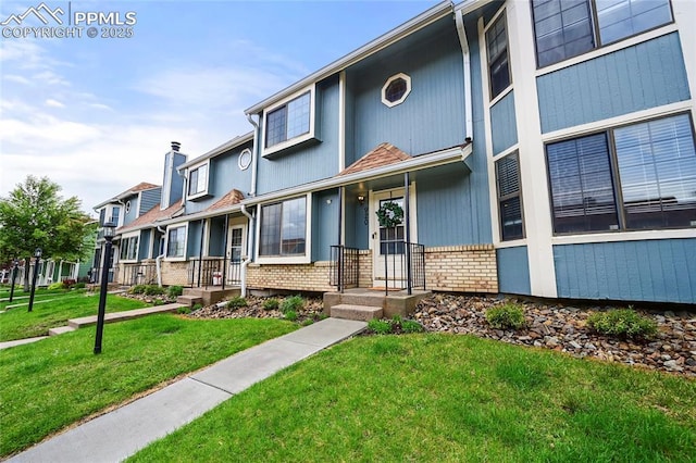 view of building exterior with a residential view