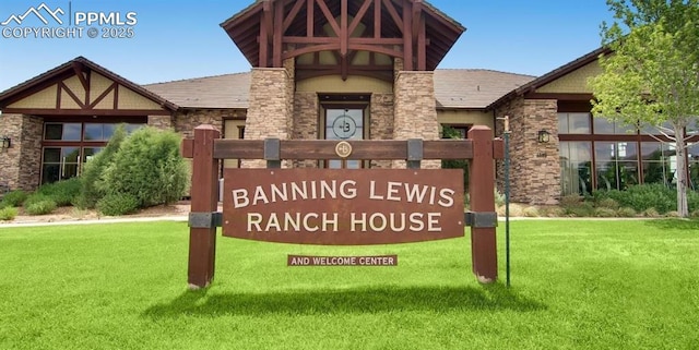 community sign with a lawn