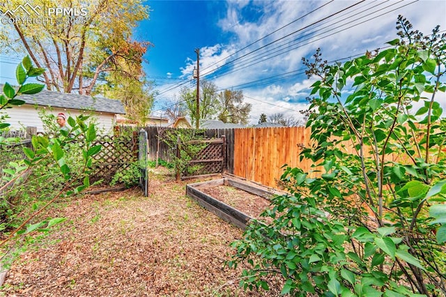 427 N Walnut St, Colorado Springs, CO 80907 - view of yard with fence and a garden
