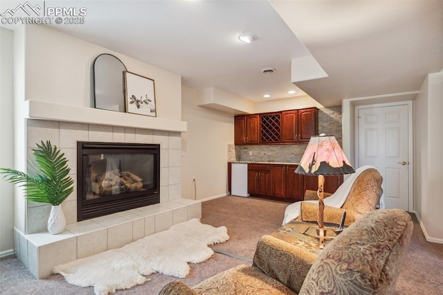 2744 La Strada Grande Hts, Colorado Springs, CO 80906 - living area with light colored carpet, baseboards, bar area, and recessed lighting