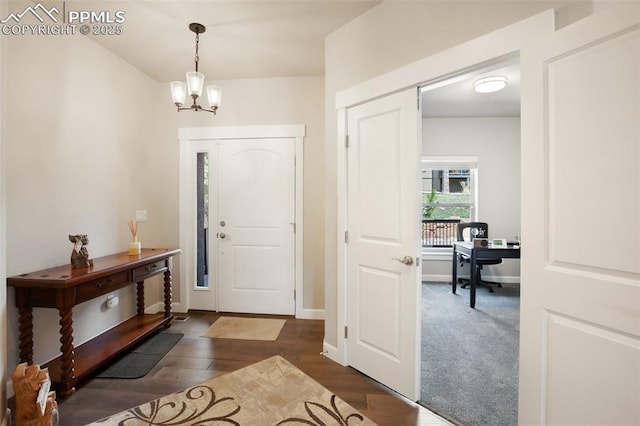 foyer with a chandelier, wood finished floors, and baseboards