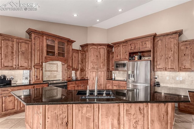 20097 Royal Troon Dr, Monument, CO 80132 - kitchen featuring appliances with stainless steel finishes, a large island with sink, backsplash, and recessed lighting