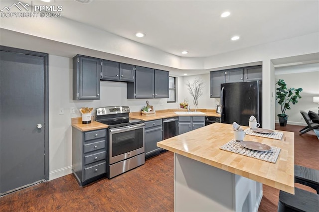 6947 Gayle Lyn Ln, Colorado Springs, CO 80919 - kitchen featuring appliances with stainless steel finishes, a sink, gray cabinetry, baseboards, and recessed lighting