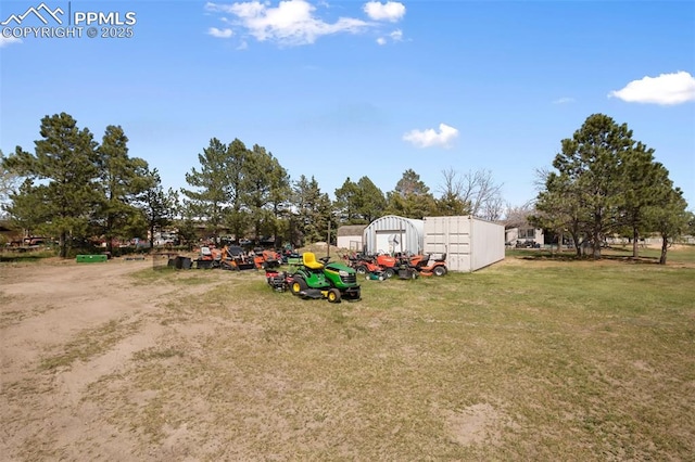 view of grassy yard featuring an outbuilding