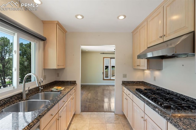 1303 Hermosa Way, Colorado Springs, CO 80906 - kitchen with under cabinet range hood, a sink, stainless steel gas stovetop, light brown cabinets, and recessed lighting