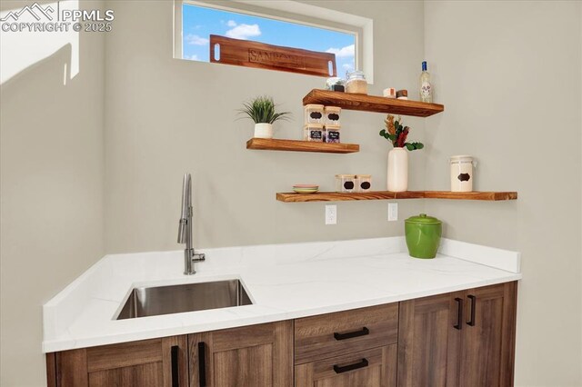 7871 Bannockburn Trl, Colorado Springs, CO 80908 - bar area with a sink