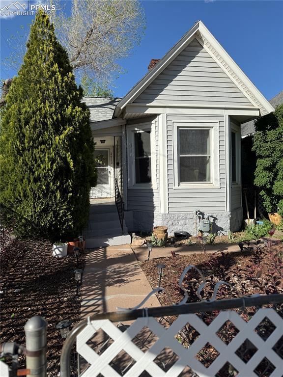 2932 W Kiowa St, Colorado Springs, CO 80904 - view of front facade featuring a chimney