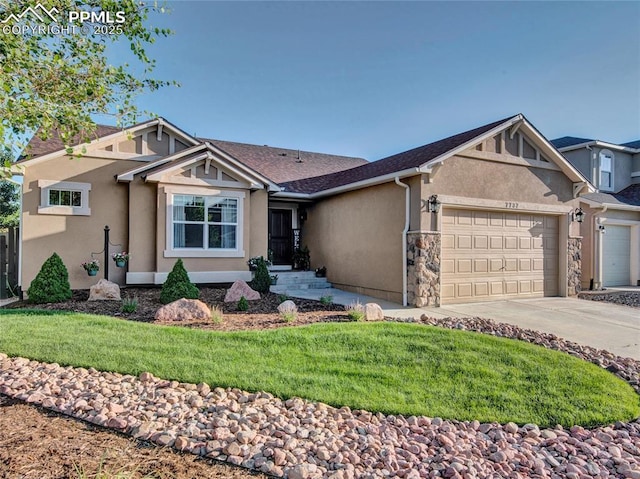 view of front of house featuring stucco siding, a garage, driveway, and a front yard