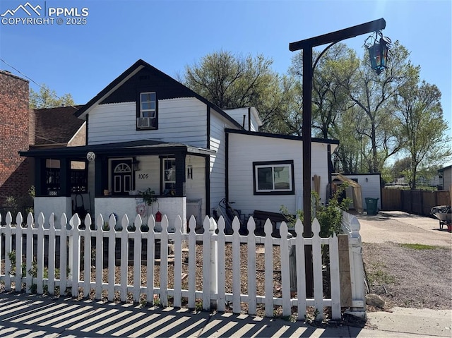 1005 S Cascade Ave, Colorado Springs, CO 80903 - view of front of home with a fenced front yard and a porch