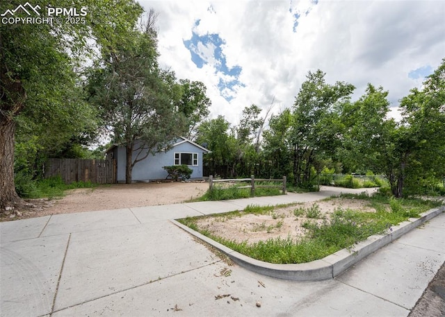 909 E Costilla St, Colorado Springs, CO 80903 - view of yard featuring fence