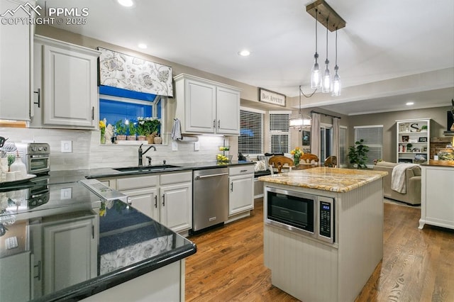 9131 Estebury Cir, Colorado Springs, CO 80920 - kitchen featuring appliances with stainless steel finishes, a sink, backsplash, white cabinets, and recessed lighting