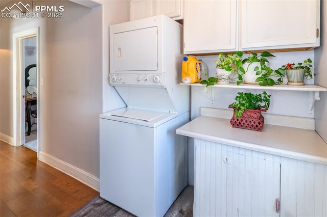 521 W Corona Ave, Pueblo, CO 81004 - laundry area featuring estacked washer and dryer, cabinet space, dark wood-style floors, and baseboards