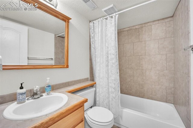 12572 Catch Pen Rd, Peyton, CO 80831 - full bathroom featuring toilet, vanity, shower / bath combination with curtain, and a textured ceiling