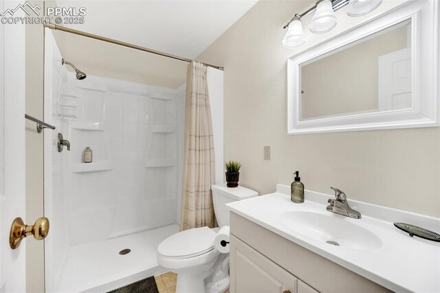 6390 Moccasin Pass Ct, Colorado Springs, CO 80919 - full bathroom with vanity, toilet, and curtained shower