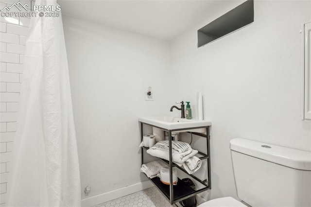 817 W Kiowa St, Colorado Springs, CO 80905 - bathroom with toilet, a sink, curtained shower, and baseboards