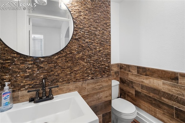 322 Broadway Ave, Pueblo, CO 81004 - bathroom with a sink, tile walls, toilet, and decorative backsplash