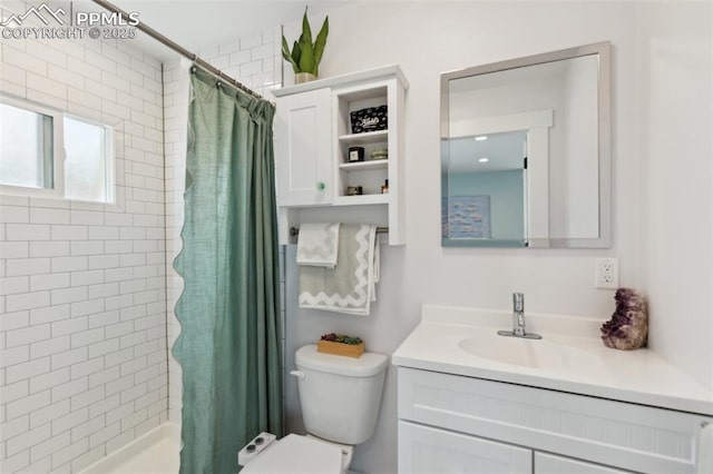 1212 W Cucharras St, Colorado Springs, CO 80904 - full bath with toilet, vanity, and a tile shower