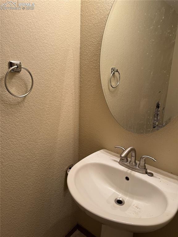 851 Legend Oak Dr, Fountain, CO 80817 - bathroom featuring a sink and a textured wall