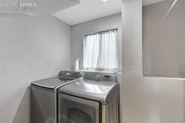 4623 Ranch Cir, Colorado Springs, CO 80918 - laundry area featuring washing machine and clothes dryer and a textured wall