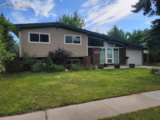 2619 N Arcadia St, Colorado Springs, CO 80907 - tri-level home with an attached garage and a front lawn