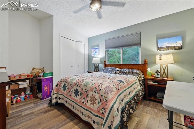 4840 Pikes Peak Hwy, Cascade, CO 80809 - bedroom featuring wood finished floors, a closet, a textured ceiling, and a ceiling fan