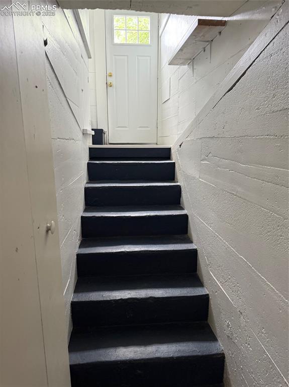 506 S Hancock Ave, Colorado Springs, CO 80903 - view of staircase