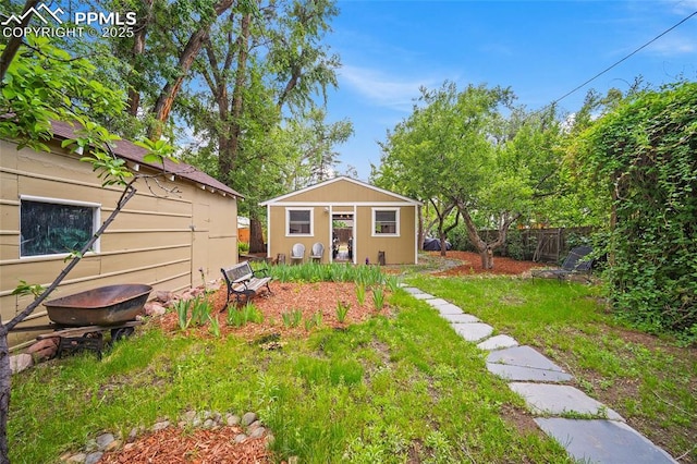 424 N Cedar St, Colorado Springs, CO 80903 - view of yard featuring an outbuilding
