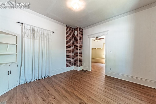 2830 W Kiowa St, Colorado Springs, CO 80904 - unfurnished room featuring wood finished floors, built in shelves, and ceiling fan