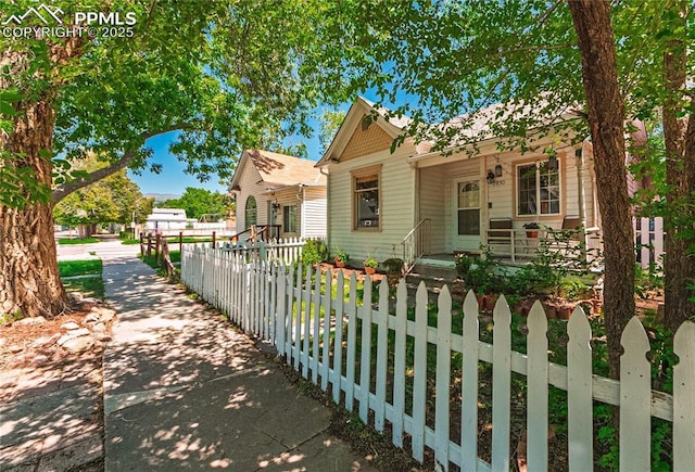 2830 W Kiowa St, Colorado Springs, CO 80904 - view of front facade with a fenced front yard