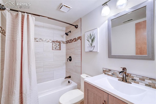 19235 Wakonda Way, Monument, CO 80132 - bathroom with shower / tub combo with curtain, vanity, and backsplash