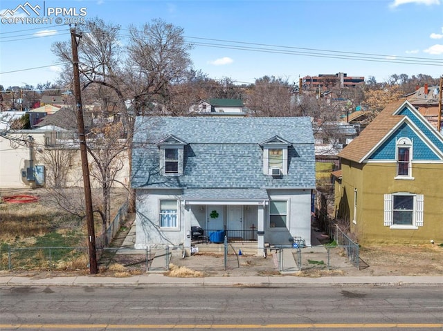 609 W 8th St Unit 611, Pueblo, CO 81003 - view of front facade featuring roof with shingles, a fenced front yard, a porch, stucco siding, and a gate