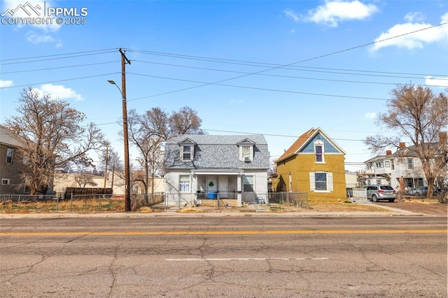 609 W 8th St Unit 611, Pueblo, CO 81003 - view of front of property featuring a fenced front yard, roof with shingles, and stucco siding