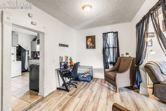 609 W 8th St Unit 611, Pueblo, CO 81003 - home office featuring a textured ceiling and light wood-type flooring