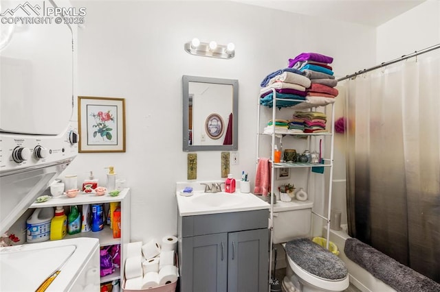609 W 8th St Unit 611, Pueblo, CO 81003 - bathroom with stacked washer / drying machine, vanity, and shower / bathtub combination with curtain