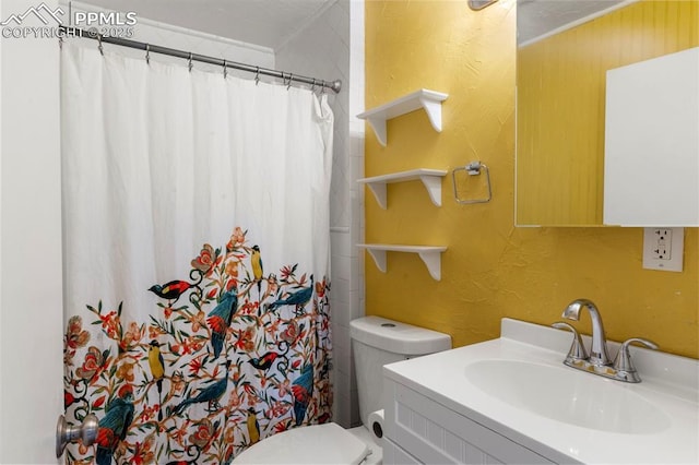 33 Minnehaha Ave, Manitou Springs, CO 80829 - bathroom with vanity, a shower with shower curtain, and a textured wall