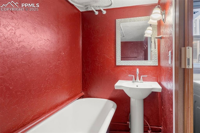 33 Minnehaha Ave, Manitou Springs, CO 80829 - bathroom featuring a soaking tub and a textured wall